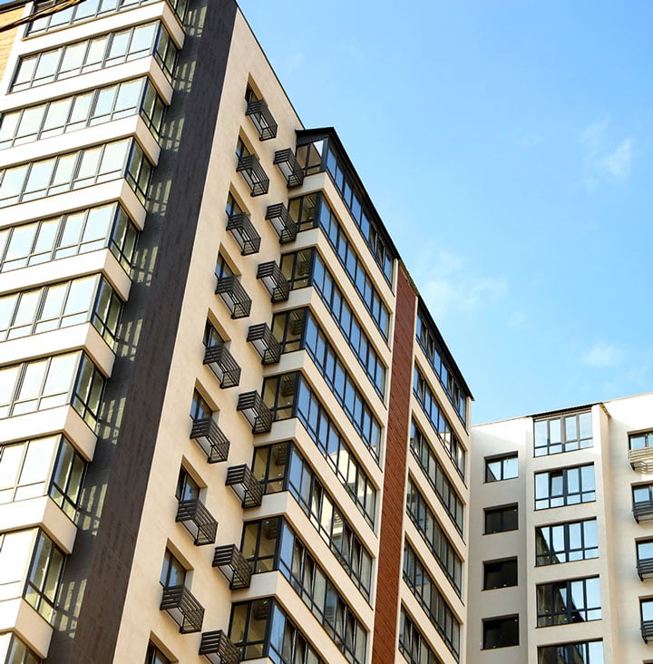 view of large multifamily building from the street